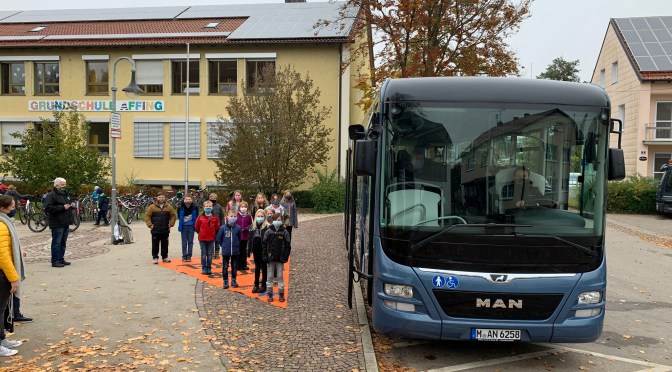 MAN DE GIRA CON SU LION´S INTERCITY FORMANDO A LOS NIÑOS EN SEGURIDAD VIAL