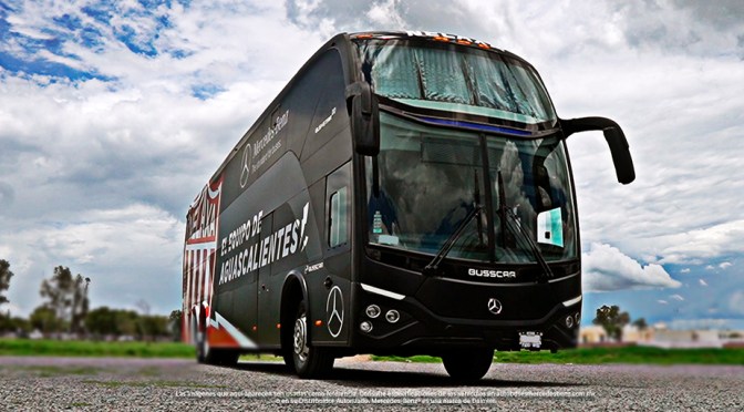 MERCEDES-BENZ ENTREGA BUS DOBLE PISO AL CLUB NECAXA CARROZADO POR BUSSCAR