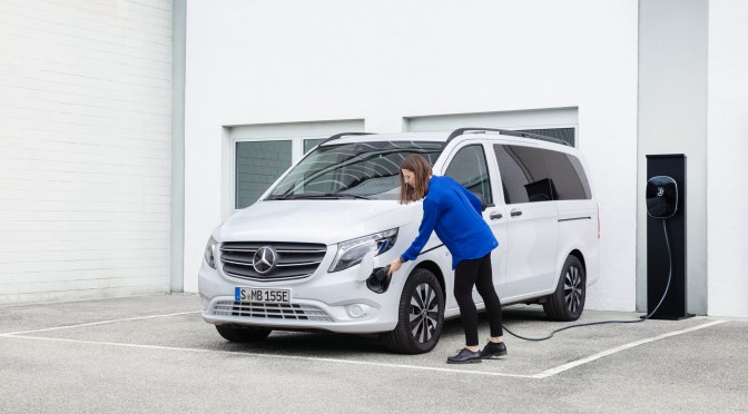MERCEDES-BENZ PRESENTA NUEVAS VARIANTES DE BATERÍAS PARA MÁS AUTONOMÍA DE SU VAN eVITO TOURER