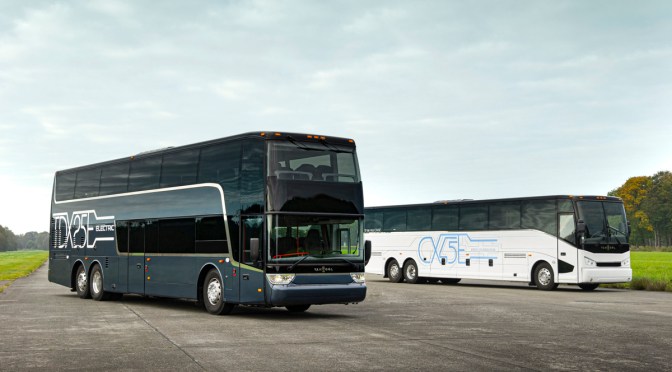 VAN HOOL, PRIMER FABRICANTE EN EL MUNDO QUE LANZA UN DOBLE PISO ELÉCTRICO PARA CARRETERA