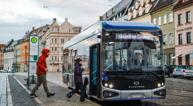 LA ALEMANA QUANTRON PRESENTA SU PRIMER BUS ELÉCTRICO DE 12 METROS