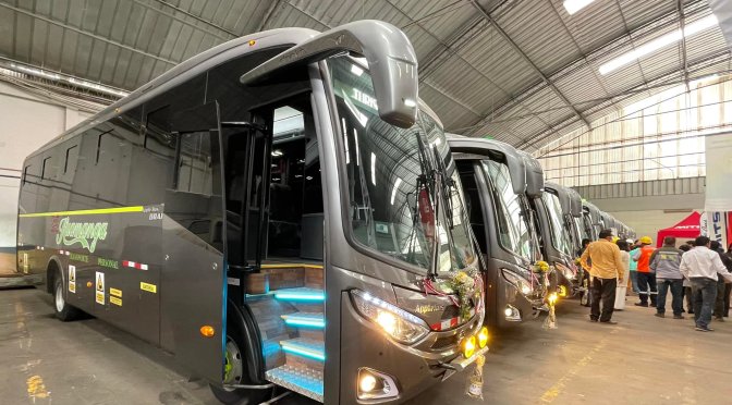 PERUANA APPLE BUS ENTREGA 14 AUTOBUSES PARA TRANSPORTE MINERO