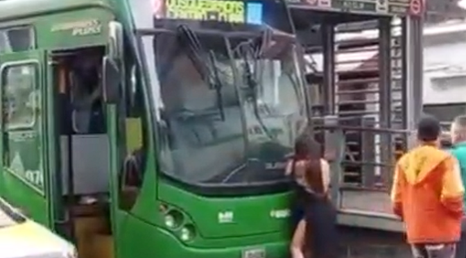 MUJER EN ESTADO DE EMBRIAGUEZ AGARRÓ A BESOS UN ARTICULADO