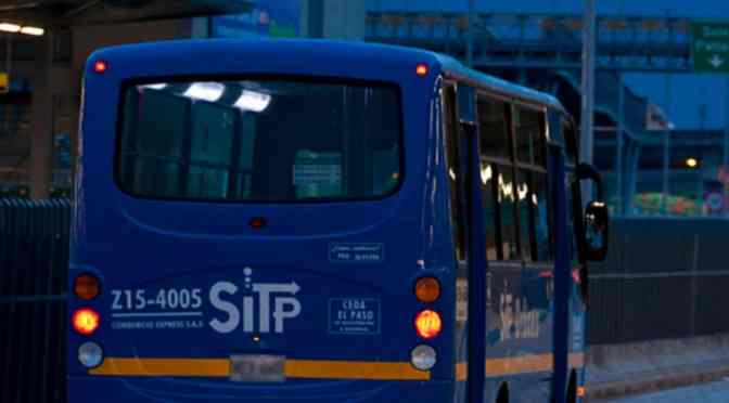 CONDUCTOR DE TRANSMILENIO “SALVA” A SUS PASAJEROS DE LA LLUVIA