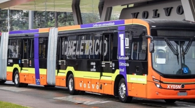 Volvo presentó su revolucionario bus biarticulado eléctrico, BZRT