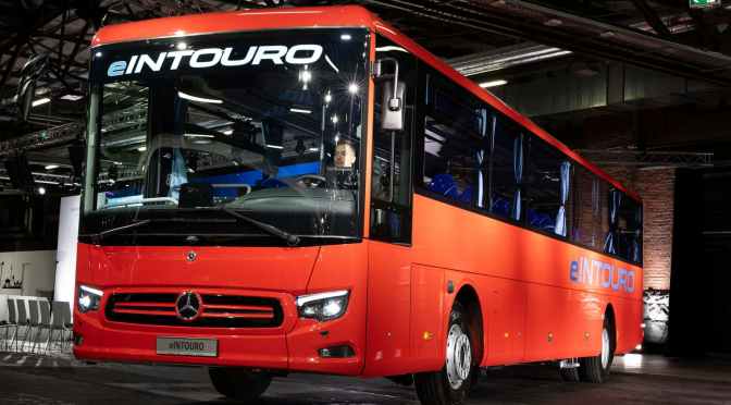 Daimler Buses acelera hacia la movilidad eléctrica con la presentación del eIntouro