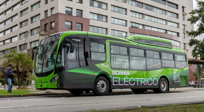 Scania entrega su primer bus eléctrico en Colombia y lo pone a prueba con La Rolita
